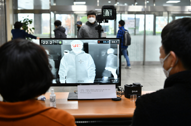 경산시가 코로나 19가 확산 방지를 위해 경산시청 중앙 현관에 체온 측정용 열화상 카메라를 설치 운영하고 있다. 매일신문DB