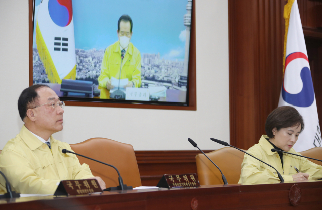 홍남기 경제부총리 겸 기획재정부 장관과 유은혜 사회부총리 겸 교육부 장관 등이 4일 오전 정부서울청사에서 열린 임시국무회의에 참석해 정세균 국무총리의 발언을 듣고 있다. 연합뉴스