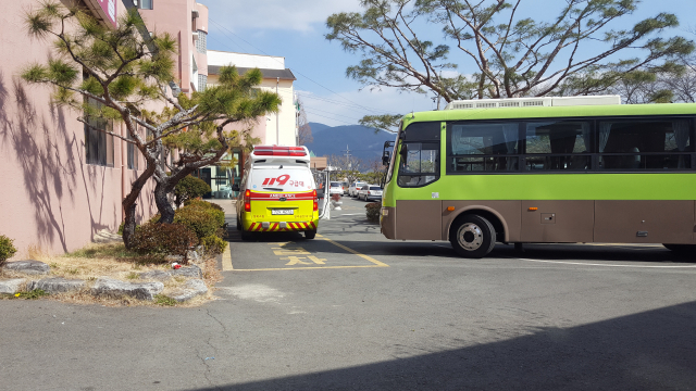 4일 경북 청도 대남병원에서 코로나19 음성판정을 받은 정신질환 환자 16명을 국립부곡병원으로 이송하기 위해 엠블란스와 버스가 대기하고 있다. 노진규 기자