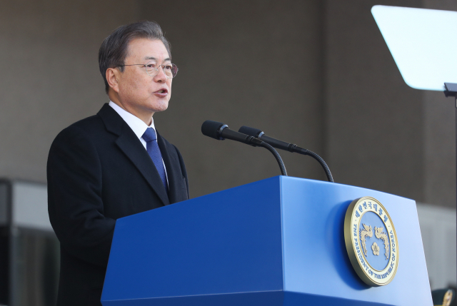 문재인 대통령이 4일 청주 공군사관학교에서 졸업 및 임관식 축사를 하고 있다. 연합뉴스