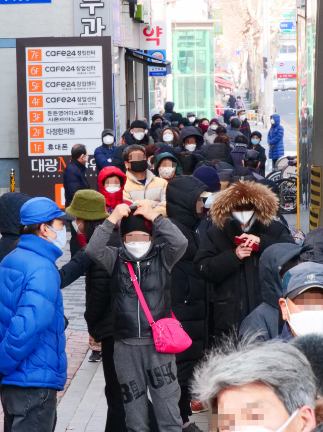 5일 오전 대구 청라언덕 우체국 앞에 수백여 명의 시민들이 코로나19 예방용 마스크를 사기 위해 줄지어 서 있다. 이날 오전 11시에 마스크 1천400장이 순식간에 판매됐다. 안성완 기자 asw0727@imaeil.com