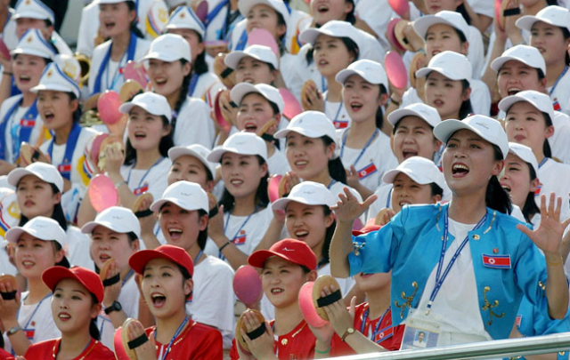 지난 2003년 8월 대구에서 열린 유니버시아드대회서 북한 응원단이 응원을 펼치는 모습. 매일신문 DB