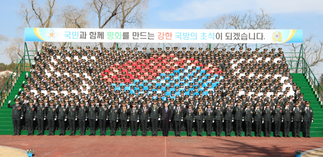 6일 열린 육군3사관학교 제55기 졸업 및 임관식에서 대한민국 소위로 임관된 사관생도들의 기념사진 촬영 모습. 육군3사관학교 제공