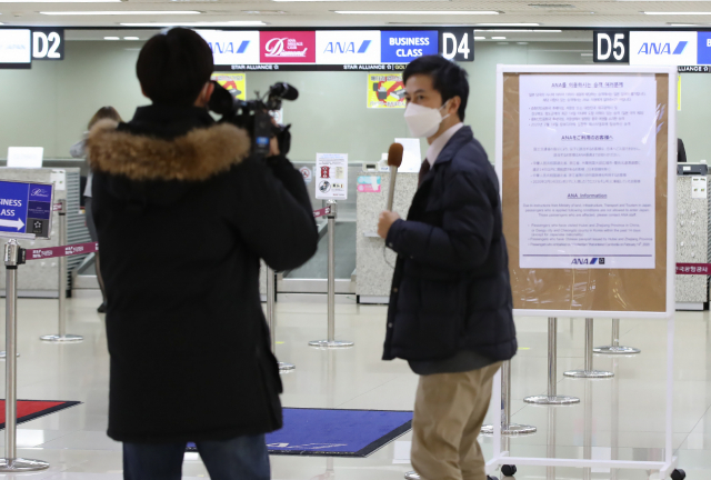 6일 오전 김포국제공항 국제선청사 일본 항공사 탑승수속 카운터에서 일본 취재진이 취재를 하고 있다. 일본 아베 총리는 5일 저녁 주재한 코로나19 대책본부 회의에서 한국과 중국에서 들어오는 입국자를 지정 장소에서 2주간 대기토록 하고 두 나라 국민에게 발급한 비자의 효력을 정지하는 내용의 새로운 코로나19 대책을 발표했다. 연합뉴스