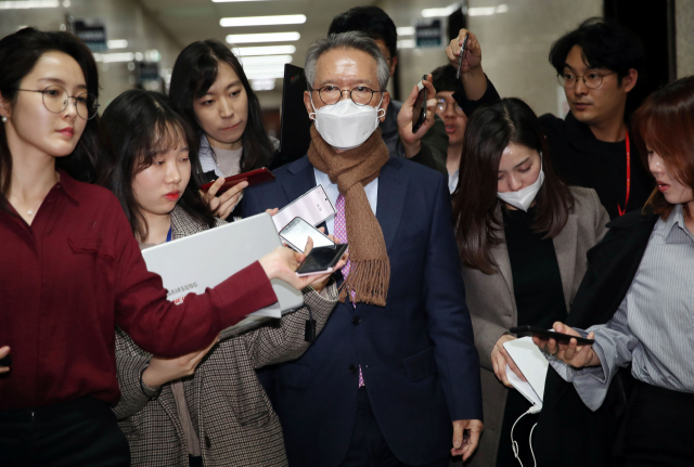 미래통합당 김형오 공천관리위원장이 6일 오후 서울 여의도 국회에서 대구·경북 지역 공천 결과 발표 후 회의장을 나서고 있다. 연합뉴스