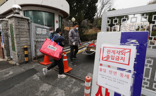 7일 오후 국내 첫 아파트 대상 코호트 격리가 시행된 대구 달서구 한마음 아파트 단지에서 보건당국 관계자들이 격리자에게 지급할 생필품을 옮기고 있다. 이 아파트에 거주하는 141명 중 94명이 신천지 교인으로 밝혀졌으며, 현재까지 46명의 확진자가 나왔다. 김영진 기자 kyjmaeil@imaeil.com