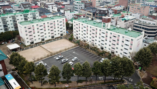 7일 오후 국내 첫 아파트 대상 코호트 격리가 시행된 대구 달서구 한마음 아파트 모습. 이 아파트에 거주하는 141명 중 94명이 신천지 교인으로 밝혀졌으며, 현재까지 46명의 확진자가 나왔다. 김영진 기자 kyjmaeil@imaeil.com