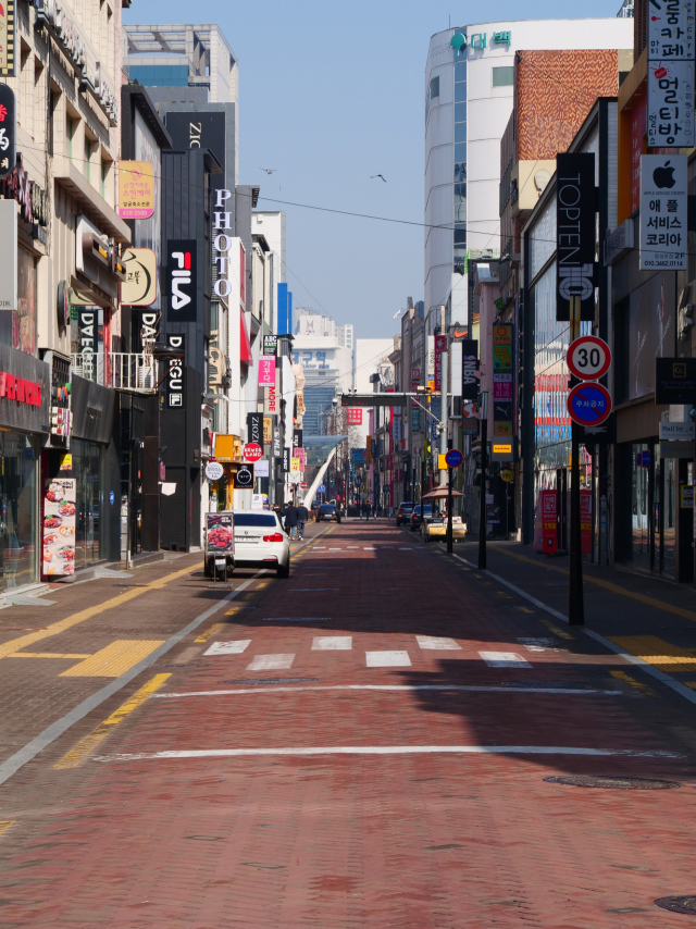 코로나19로 시민들이 외출을 자제하면서 불법주차, 경범죄 단속 건수 등이 크게 감소한 것으로 나타났다. 지난 22일 대구 동성로 일대가 일요일임에도 사람을 거의 찾아보기 어려울 정도로 한산하다. 안성완 기자 asw0727@imaeil.com