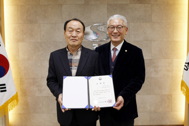 강석도 옴부즈맨(왼쪽)이 조성희 상주시장 권한대행으로부터 국민권익위원장 표창을 전달받고 있다. 상주시 제공