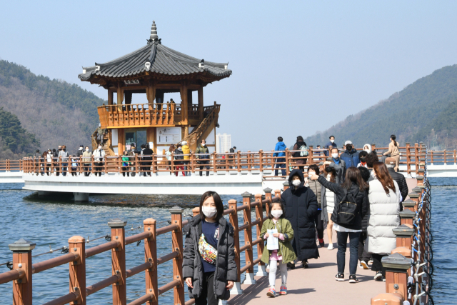 코로나19 속에 상춘객들이 삼삼오오 송해공원 백세루 찾아 걷고 있다. 달성군 제공