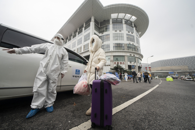 코로나19 경증 환자를 수용하기 위해 중국 우한시 장한구의 컨벤션센터를 개조한 임시병원에서 지난 9일 마지막 환자가 퇴원하고 있다. 연합뉴스