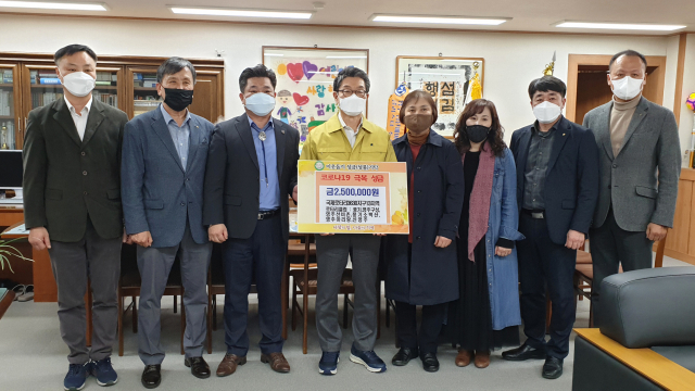 국제로터리3630지구 6개클럽 회원들이 장욱현 영주시장에게 성금을 전달하고 있다. 영주시 제공