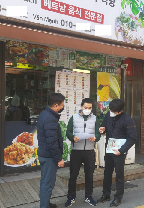 경주경찰서 직원들이 체류 외국인을 위해 8개국 언어로 번역한 