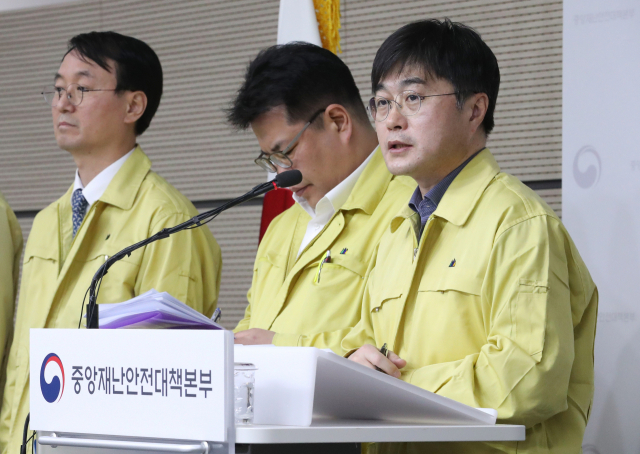 윤태호 중앙사고수습본부 방역총괄반장(보건복지부 공공보건정책관, 오른쪽)이 10일 오전 세종시 정부세종청사에서 코로나19 대응 중앙재난안전대책본부 회의 결과 등 정례브리핑을 마친 뒤 취재진의 질문에 답변하고 있다. 연합뉴스