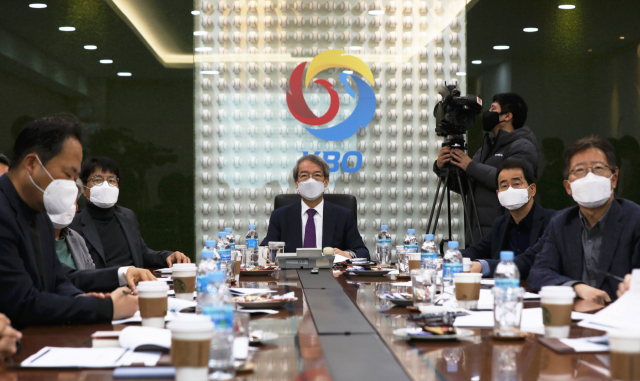 정운찬 한국야구위원회(KBO) 총재와 프로야구단 사장들이 10일 오전 서울 강남구 야구회관에서 열린 이사회에서 전병율 전 질병관리본부장의 신종 코로나바이러스 감염증(코로나19) 관련 발표를 듣고 있다. 예정된 정규리그 개막일은 이달 28일이다. 연합뉴스