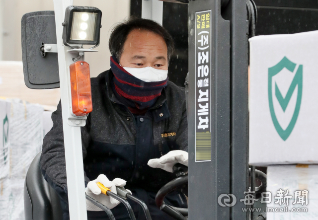 박주순 조은전동지게차 대표가 10일 대구스타디움에서 코로나19 구호품 운반 자원봉사를 하고 있다. 김태형 선임기자 thk@imaeil.com