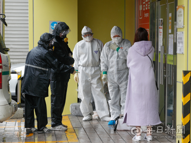 코로나19 확진환자가 25명이 발생해 코호트격리 중인 대구 문성병원에서 10일 방역 관계자들이 병원 안으로 들어가기 위해 기다리고 있다. 우태욱 기자 woo@imaeil.com