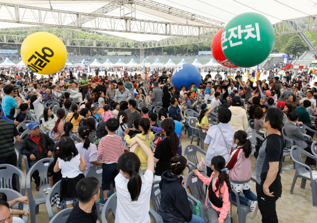 비평가이면서 학자, 언론인, 소설가, 시인, 행정가, 문화 기획자 등 다채롭고 화려한 이력의 소유자이자 우리시대의 대표적 지성으로 불리는 이어령 선생이 무려 10년의 산고 끝에 