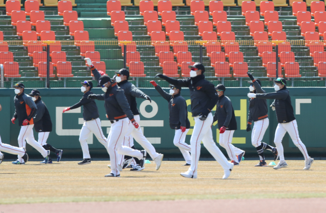 12일 대전시 한화생명이글스파크에서 프로야구 한화이글스 선수들이 코로나19로 마스크를 쓴 채, 올해 첫 훈련을 하고 있다. 연합뉴스