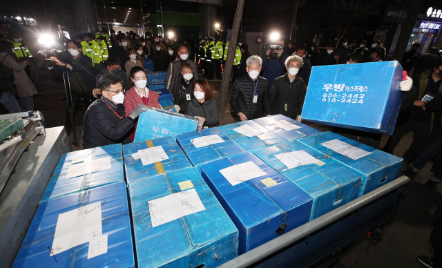 신천지 대구교회 역학조사를 위해 행정조사가 실시된 지난 12일 남구 대명동 신천지 대구교회에서 대구시와 경찰 관계자들이 확보한 서류와 물품 등을 박스에 담아 옮기고 있다. 김영진 기자 kyjmaeil@imaeil.com