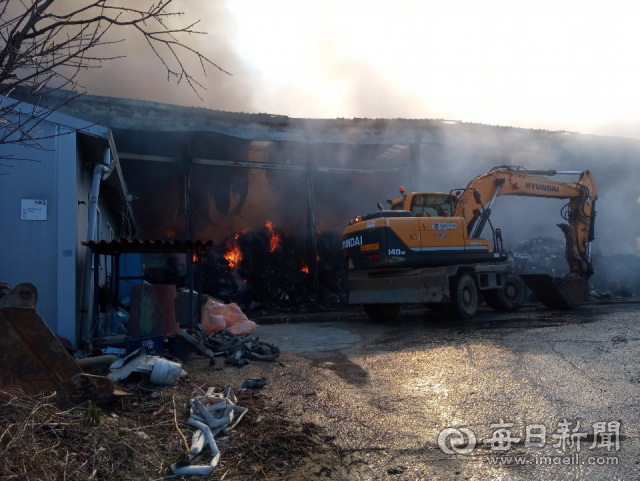 경북 성주군 선남면 폐기물 처리업체 A환경 화재 현장. 화재발생 17시간이 지났지만 아직도 유독연기를 내뿜으며 맹렬히 타고 있다. 중장비가 폐기물을 일일이 뒤집으며 속 불을 진화하고 있다. 이영욱 기자