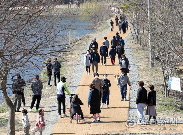 주말인 14일 경북 칠곡군 동명지 수변생태공원에 나들이 나온 많은 시민들이 마스크를 착용한 채 산책을 즐기고 있다. 성일권 기자 sungig@imaeil.com