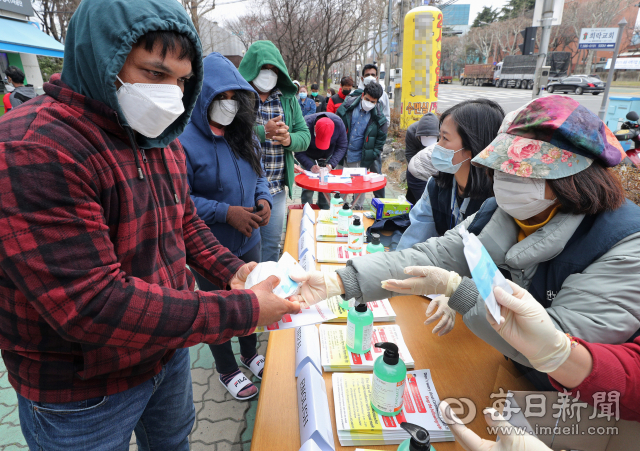 15일 대구 달서구 성서네거리 부근에서 성서공단노조원들이 외국인 근로자들에게 마스크, 손소독제 등을 무료로 나눠주고 있다. 성일권 기자 sungig@imaeil.com