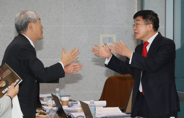 미래한국당 공병호 공천관리위원장(오른쪽)과 조훈현 공관위원이 휴일인 15일 국회 의원회관에서 계속된 공천관리위원회 예비후보 면접에서 휴식시간 동안 심각하게 논의하고 있다. 연합뉴스