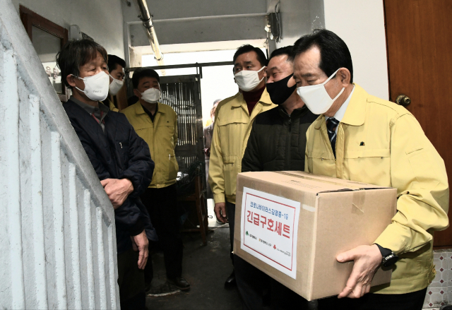 정세균 국무총리가 13일 대구 서구 쪽방촌의 독거노인 가정을 방문해 생필품 및 의료물품 등을 전달하고 있다. [총리실 제공. 재판매 및 DB 금지] 연합뉴스