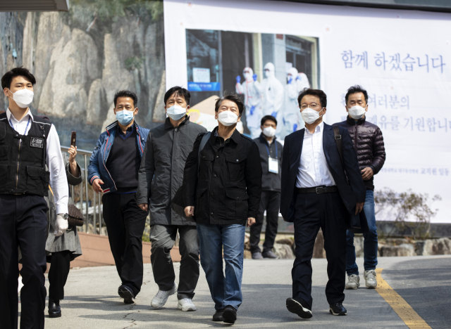 국민의당 안철수 대표가 15일 오후 대구 계명대학교 대구동산병원 상황실 앞을 나서고 있다. 연합뉴스