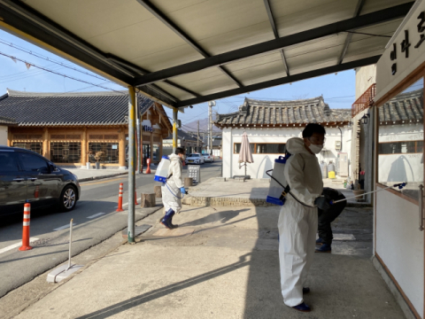 경주시가 대표적인 주요 관광지인 황리단길 일원에서 방역작업을 벌이고 있다. 경주시 제공