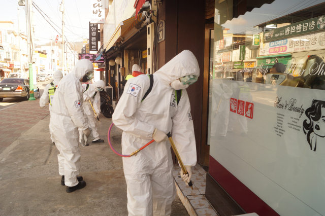 육군 제50보병사단 구미대대 장병들이 16일 선산읍 일대에서 코로나19 확산 방지를 위한 방역을 실시하고 있다. 전병용 기자