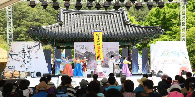 지난해 한국선비문화축제 프로그램으로 마련된 덴동어미 공연이 선비촌 저자거리 특설무대에서 펼쳐지고 있다. 영주시 제공