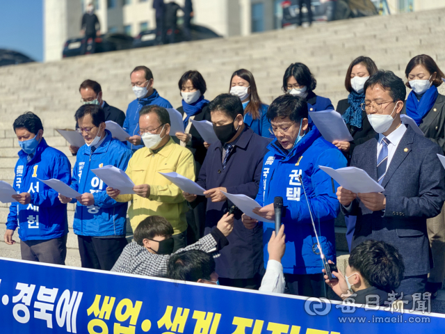 더불어민주당 소속 김부겸·홍희락 국회의원과 코로나19 대구경북 재난안전특별위원회 위원들이 16일 오전 서울 여의도 국회 본청 앞에서 대구경북에 생업, 생계 직접 지원 추가경정예산을 요청하는 기자회견을 가졌다. 이들은 기자회견 직후 문희상 국회의장을 방문해 기자회견에서 밝힌 건의문을 전달했다. 홍준표 기자