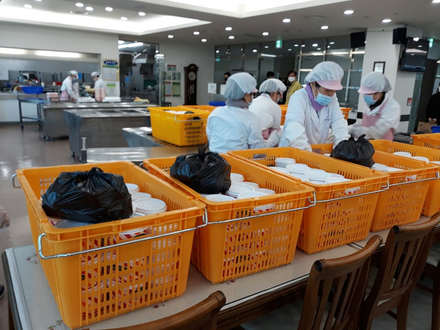 대구시교육청 구내식당 조리원들이 16일 시교육청 직원들을 대상으로 시범 운영하는 