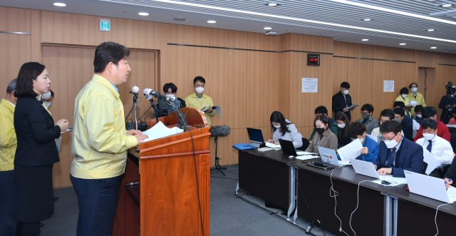 권영진 대구시장이 오전 정례브리핑을 진행하고 있다. 대구시 제공.