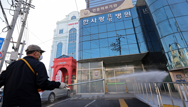 18일 오후 코로나 19 확진자가 다수 나온 것으로 알려진 대구 서구 한사랑요양병원에서 서구청 관계자가 방역작업을 하고 있다. 김영진 기자 kyjmaeil@imaeil.com