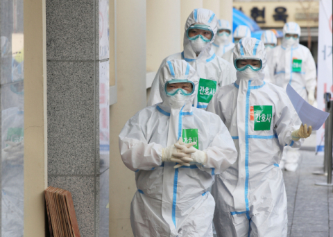 19일 오전 대구시 중구 계명대학교 대구동산병원에서 의료진이 교대 근무를 위해 방호복을 입고 신종 코로나바이러스 감염증(코로나19) 환자들이 있는 병동으로 향하고 있다. 연합뉴스