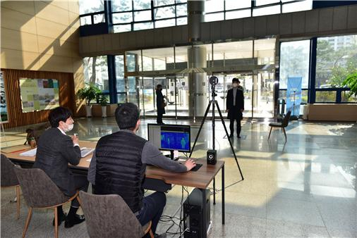 대구도시공사는 공사 방문자를 대상으로 열화상 카메라를 설치해 발열 검사를 실시하고, 손 소독과 함께 방문대장을 기록 관리하고 있다.