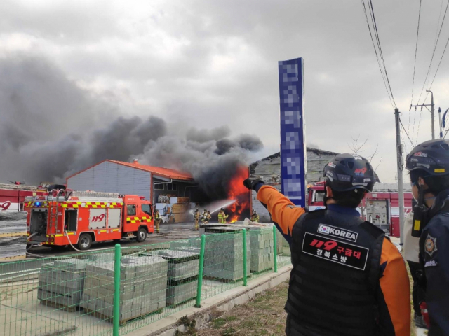 19일 오후 1시 15분쯤 경북 안동시 풍산읍 한 건축자재 창고에서 원인을 알 수 없는 불이나 1시간17분만에 진화됐다. 독자제공