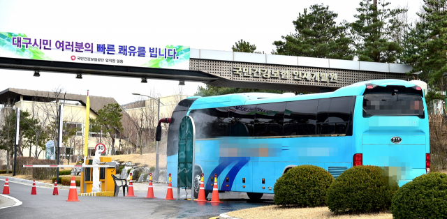 9일 오후 충북 제천의 건강보험공단 인재개발원에 신종 코로나바이러스 감염증(코로나19) 경증 환자들을 실은 버스가 들어서고 있다. 연합뉴스