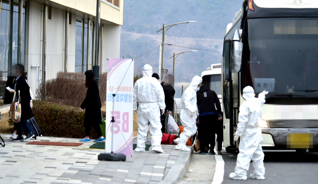 9일 오후 충북 제천의 건강보험공단 인재개발원에 신종 코로나바이러스 감염증(코로나19) 경증 환자들이 도착하고 있다. 연합뉴스