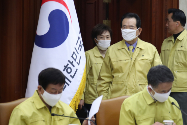 정세균 국무총리가 21일 정부서울청사에서 열린 신종 코로나바이러스 감염증(코로나19) 대응 중앙재난안전대책본부 회의에 참석하고 있다. 연합뉴스