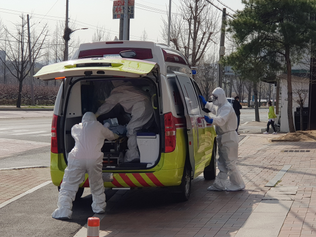 신종 코로나바이러스 감염증(코로나19) 확진자가 나온 경북 경산시 계양동 서요양병원에서 21일 오전 환자 이송 작업이 진행되고 있다. 이 병원에서는 21일 오전까지 모두 35명의 환자와 병원 직원이 코로나19 확진 판정을 받았다. 연합뉴스