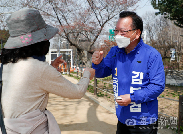 21대 총선 대구 수성갑에 출마한 더불어민주당 김부겸 후보가 21일 수성못에서 유권자들과 인사를 나누고 있다. 우태욱 기자 woo@imaeil.com