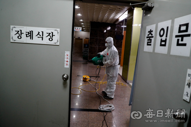 코로나19 확진자가 다수 발생한 대구 대실요양병원에서 21일 방역 관계자가 병원 지하 장례식장을 소독하고 있다. 대구시가 지난 13일부터 요양병원과 요양원에 대한 전수조사에 나섰지만 무더기 확진이 속속 드러나 