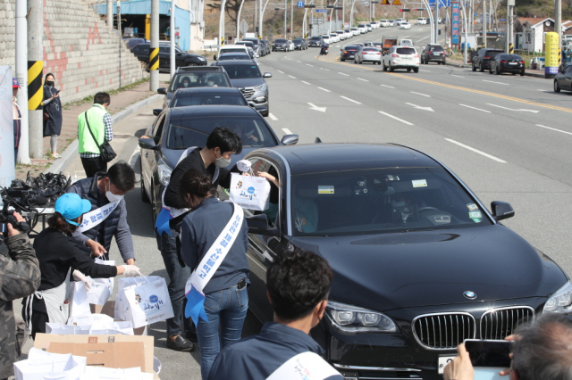 포항 구룡포에서 열린 수산물 드라이브 스루에 소비자들의 파량 행렬이 이어지고 있다. 포항시 제공