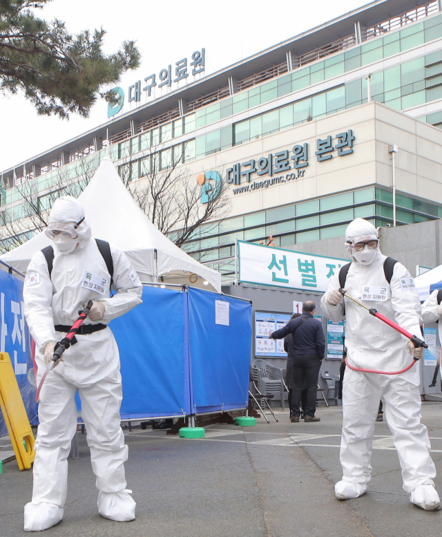 3일 대구시 서구 중리동 대구의료원 일대에서 육군 2작전사령부 장병들이 신종 코로나바이러스 감염증(코로나19) 확산 방지를 위한 방역·소독 작전을 하고 있다. 연합뉴스