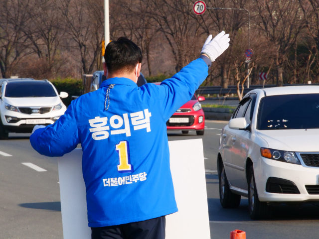 24일 오전 대구 북을 더불어민주당 홍의락예비후보가 대구 북구 국우터널 앞 거리에서 인사를 하고 있다. 안성완 기자 asw0727@imaeil.com