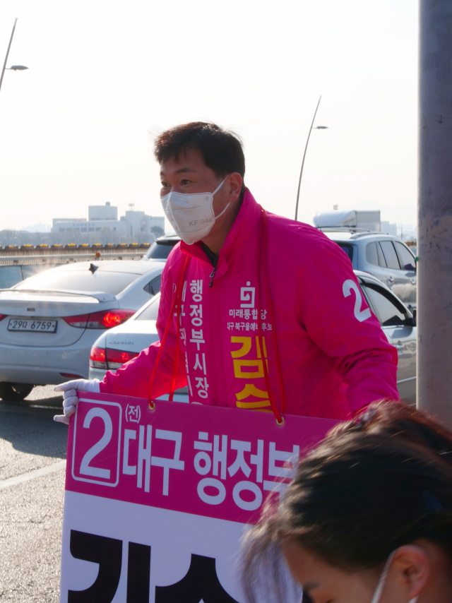 24일 오전 대구 북을 미래통합당 김승수예비후보가 대구 북구 팔달교 거리에서 인사를 하고 있다. 안성완 기자 asw0727@imaeil.com